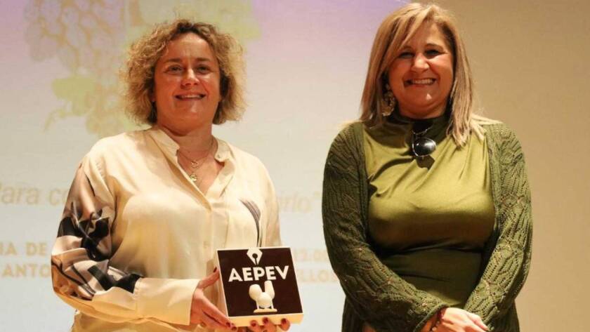 Chelo Miaña receives the award for Best Unoaked White Wine.