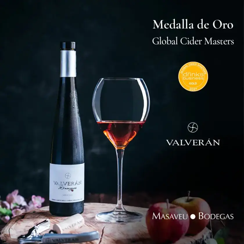 Bodegón con distintivo de medalla de oro