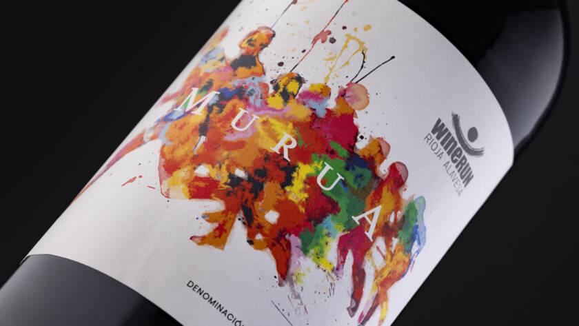 Murua welcomes the attendees of the Wine Run Rioja Alavesa with music and a special wine.