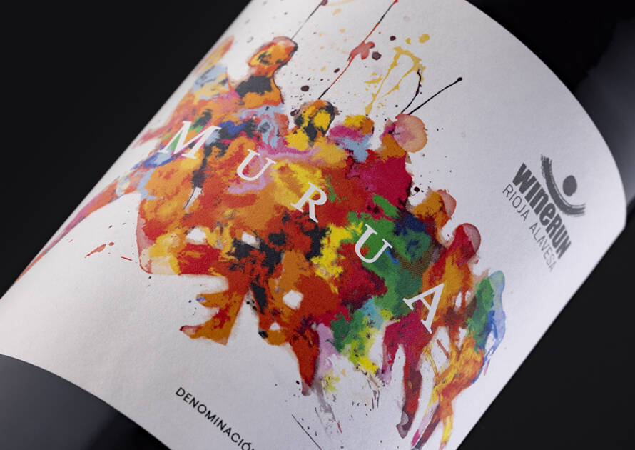 Murua welcomes the attendees of the Wine Run Rioja Alavesa with music and a special wine.