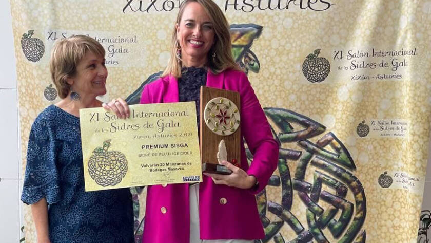 Teresa recogiendo premio Salón internacional sidras