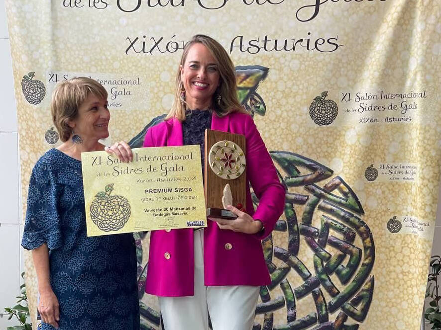 Teresa recogiendo premio Salón internacional sidras