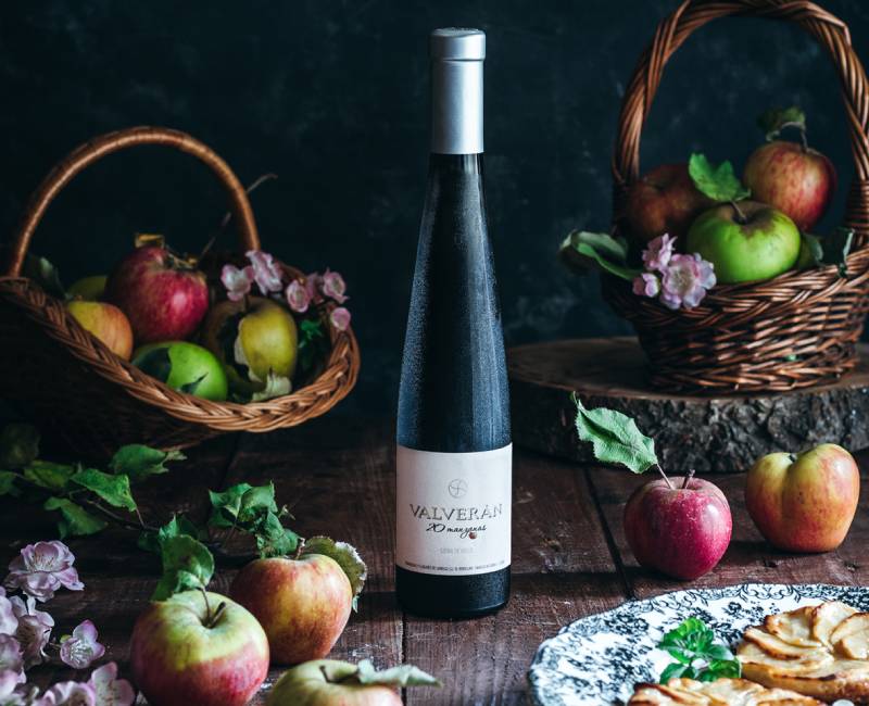 Bodegón con botella de sidra Valverán